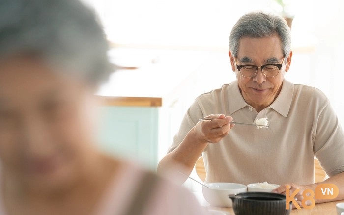 Mơ thấy bố chồng đã mất về ăn cơm ám chỉ rằng bạn đang gặp phải những vấn đề không tốt về tài chính